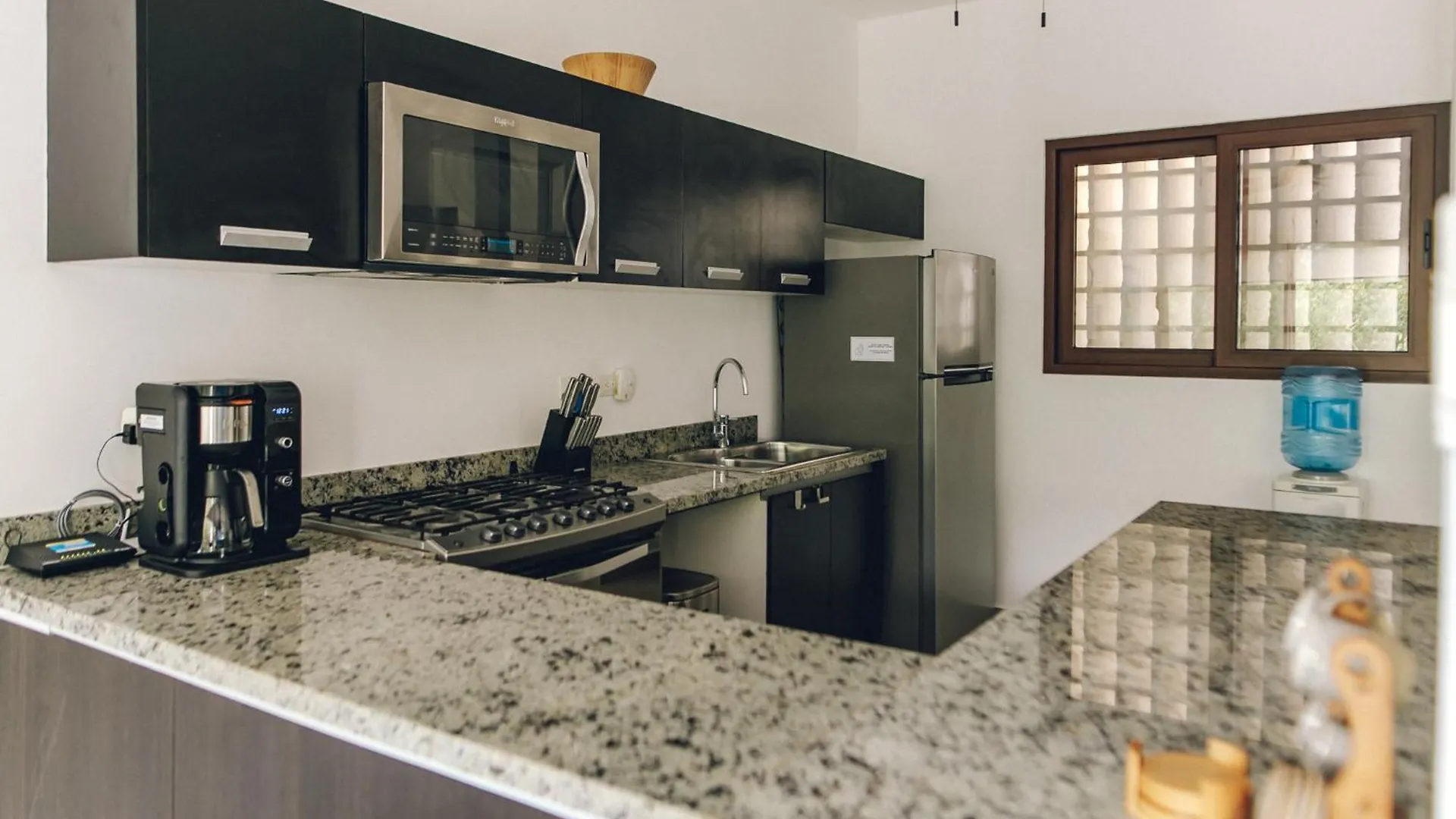Beachside Bliss Modern 3Story Villa With Deck And Grill Akumal 0*,
